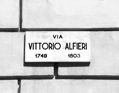 İtalya bir yazar adını yol işaretiyle Vittorio Alfieri İtalyan şehir denir.