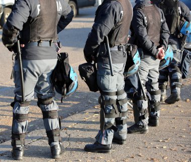 İtalyan polisi İsyan dişli Koruyucu baretler ve coplar billy ile