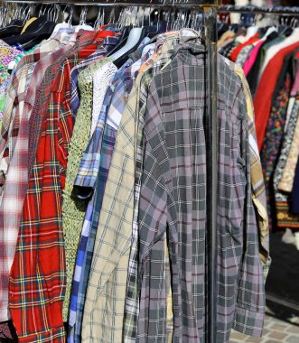 Pazar açık havada gömlek ahır ile birlikte kullanılan ceketler