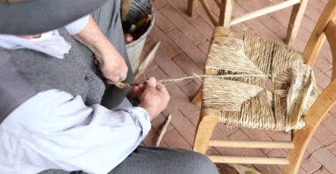 el bir yetenekli repairer ve sandalye değiştiren iş başında