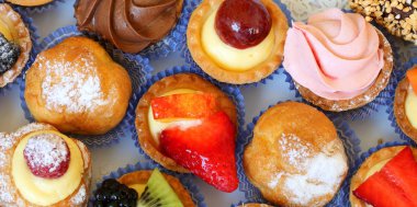 tadı bir büfe masa üzerinde hamur işleri