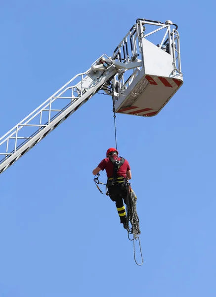 Πυροσβέστης Κρέμασε Σκοινί Αναρρίχησης Κατά Διάρκεια Της Κατάρτισης — Φωτογραφία Αρχείου