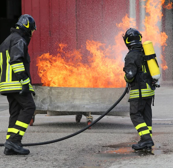 Två Brandmän Med Syre Flaskor Eld Övning — Stockfoto