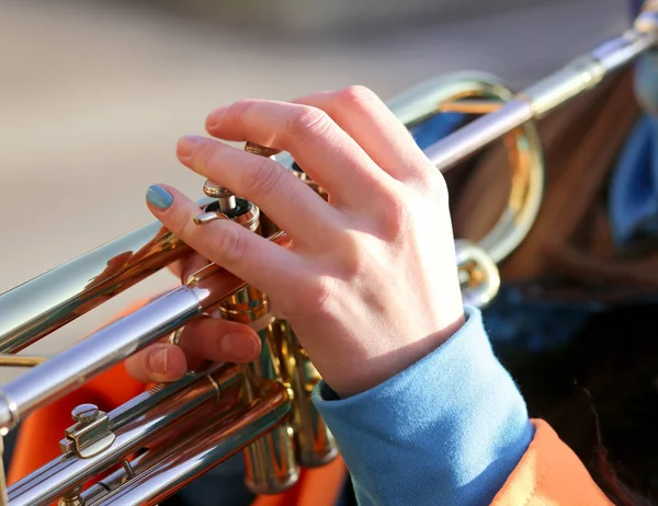 Hand Van Vrouw Spelen Van Trompet Muziek Band — Stockfoto