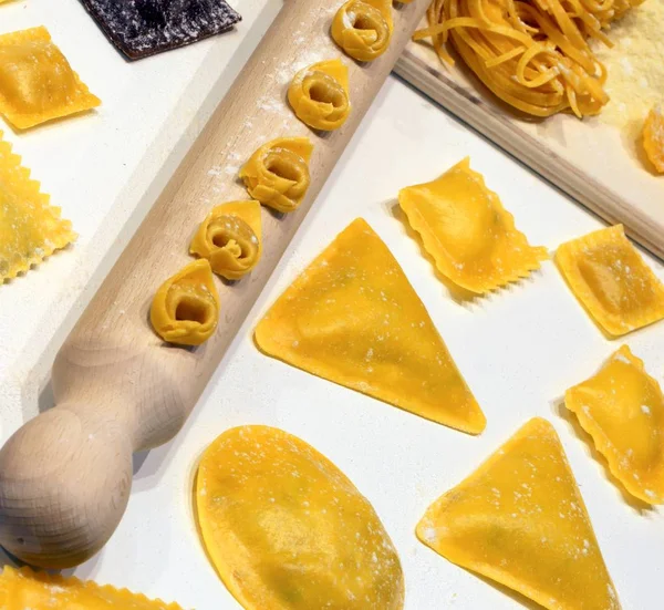 Fresh Pasta Wooden Rolling Pin Tortellini Ravioli Restaurant — Stock Photo, Image