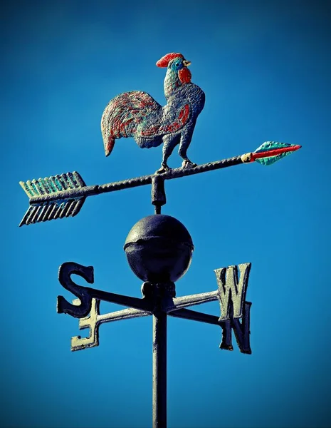 天气叶片 以指示风向与公鸡在锻铁和红衣主教点东北西南和老复古效果的箭头 — 图库照片