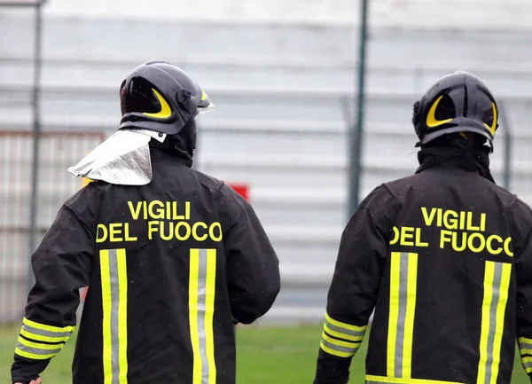 Yazılı itfaiye ile üniforma ile İtalyan itfaiye stadyum güvenlik servis sırasında spor olayı yapın.