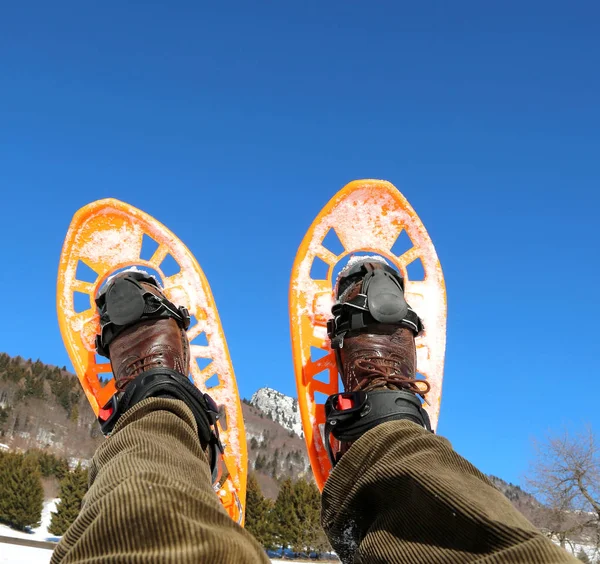 Sapatos Neve Levantados Para Céu Atrás Uma Bela Paisagem Inverno — Fotografia de Stock