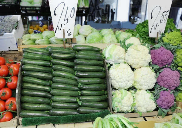 地元の市場で販売価格と新鮮な野菜 — ストック写真