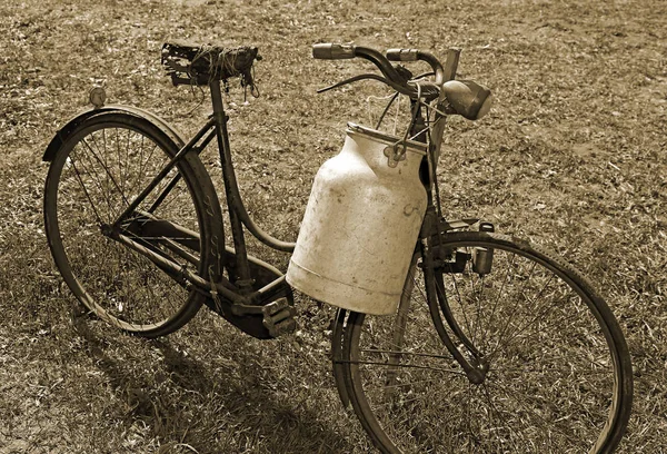 Old Bicycle Milkman Bin Aluminum Transporting Milked Milk — Stock Photo, Image