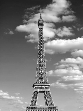 Eyfel Kulesi Tour Eiffel sembolü bulutlar ve siyah beyaz etkisi ile Fransa Paris şehrinde