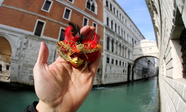 Mano Con Pequeña Máscara Fondo Puente Los Suspiros Venecia Italia — Foto de Stock