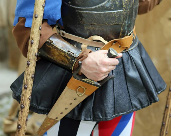 Soldado Medieval Sostiene Una Daga Una Recreación Histórica — Foto de Stock