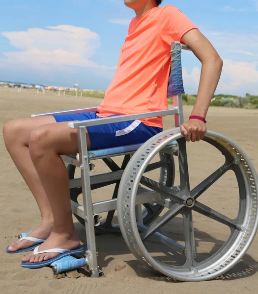 해변에 휠체어에 장애인된 — 스톡 사진