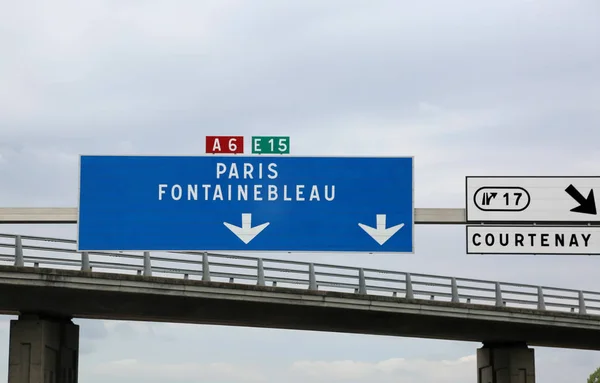 Cartello Autostradale Blu Con Indicazioni Parigi Fontainebleau — Foto Stock