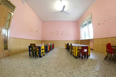 küçük sandalye ve kreş çocuklar olmadan bir yemekhane tabloları