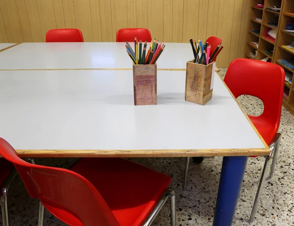 Kırmızı Sandalye Masa Üzerinde Kalem Ile Bir Okulun Okul Sınıf — Stok fotoğraf