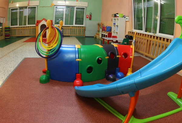 Breite Halle Eines Kindergartens Mit Vielen Spielsachen Und Einer Plastikrutsche — Stockfoto