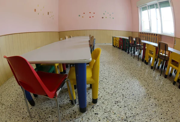 Sitzgelegenheiten Und Tische Der Mensa Der Kinderkrippe Ohne Die Kinder — Stockfoto