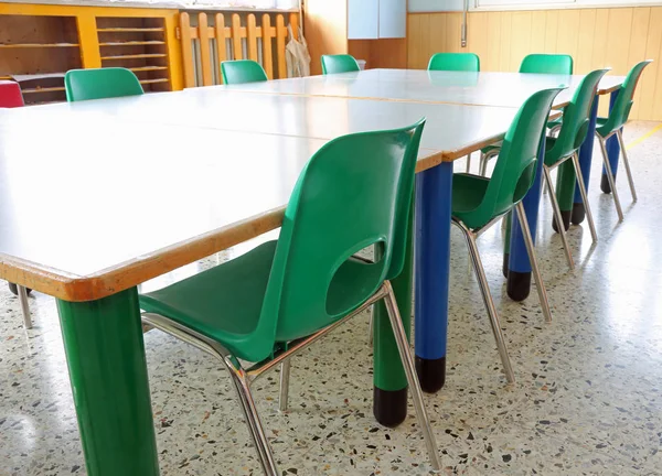 All Interno Dell Aula Una Scuola Con Sedie Verdi Tavolini — Foto Stock