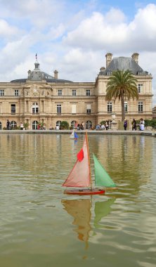Paris, Fransa - 21 Ağustos 2018: Lüksemburg Sarayı ve Paris küçük tekne ile Bahçe Havzası Fransa
