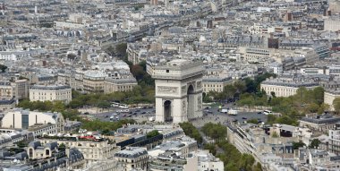Paris, Fransa - 21 Ağustos 2018: Fransız dilde Eiffel Tower Arc de Triomphe olarak da adlandırılan zafer takı