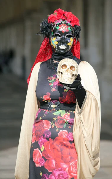 ヴェネツィア イタリア 2018 仮面ドレスを着た女性のカーニバル中に花柄のハムレットのような彼の手で頭蓋骨を — ストック写真
