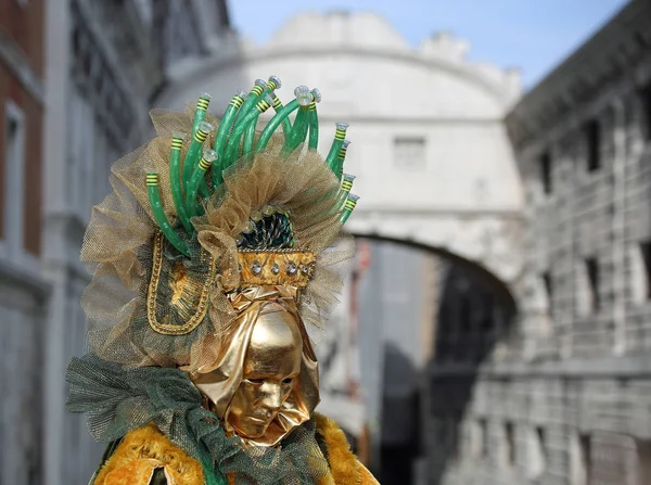 Venezia Italien Februar 2018 Person Mit Goldener Maske Und Seufzerbrücke — Stockfoto