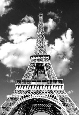 Eyfel Kulesi Paris aşağıdan dramatik karanlık ışığı efekti ve siyah ve beyaz tonlu fotoğrafı
