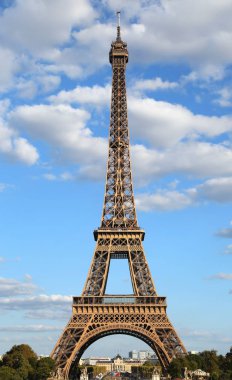 Eyfel Kulesi Paris Fransa mavi gökyüzü ve beyaz bulutlar ile