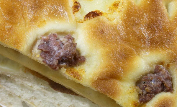 Chleba Kiełbasą Nazwie Focaccia Con Salsiccia Języku Włoskim — Zdjęcie stockowe