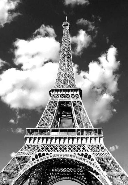 Эйфелева Башня Париже Сфотографирована Снизу Ярким Темным Светом Черно Белым — стоковое фото