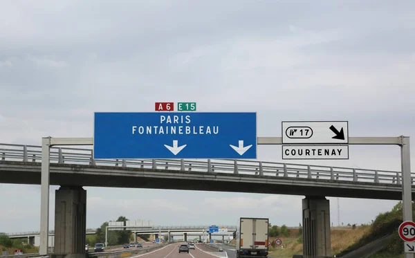 Grandi Cartelli Stradali Sulla Trafficata Autostrada Francese Andare Parigi Fontainebleau — Foto Stock