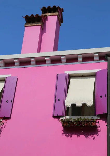 マゼンタの家地中海の町で紫のバルコニー付き — ストック写真