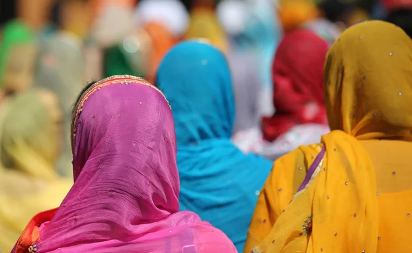 Mulheres Sikh Usam Véus Coloridos Durante Uma Celebração Religiosa — Fotografia de Stock
