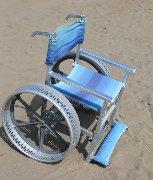 Spezieller Rollstuhl Auf Dem Sand Des Strandes Mit Großen Rädern — Stockfoto