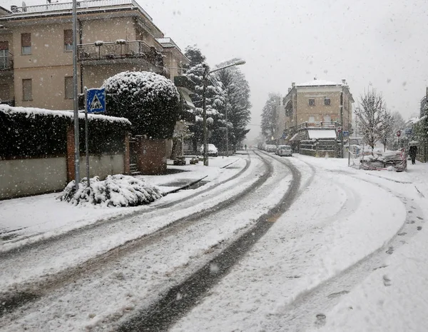 Strada Bianca Coperta Neve Dopo Una Grande Nevicata Città Senza — Foto Stock