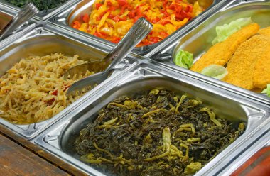 ekmekli et pirzola ve pişmiş ıspanak biber ve patlıcan ile self servis kantin sahip çelik kanalları