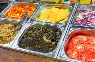 ekmekli et pirzola domates ve pişmiş sebze ile self servis kantin sahip çelik kanalları