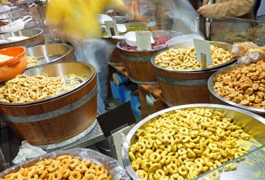 Kiosk tipik çanak ve taralli ve bisküvi gibi İtalya'dan gıda ile