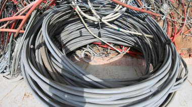 büyük siyah elektrik kablo bir arazi doldurma alanına bir kap içinde