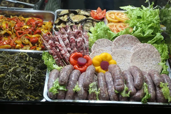 Veel Rauw Vlees Worstjes Met Twee Pepers Vorm Van Een — Stockfoto