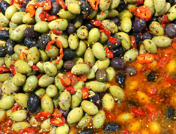 Hintergrund Vieler Schwarzer Und Grüner Oliven Und Roter Würziger Paprika — Stockfoto