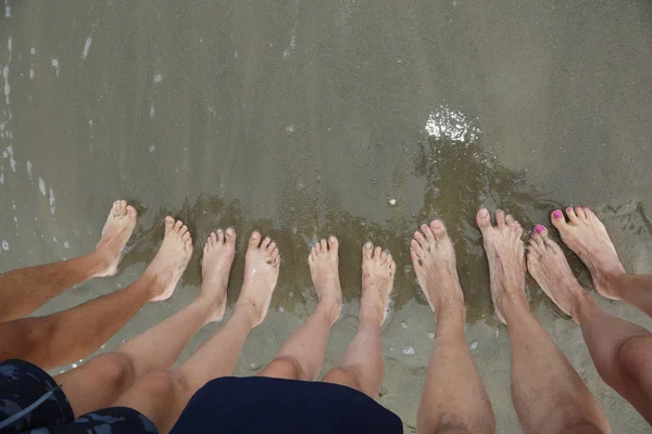 Tien Voeten Voor Een Familie Van Vijf Het Strand Door — Stockfoto