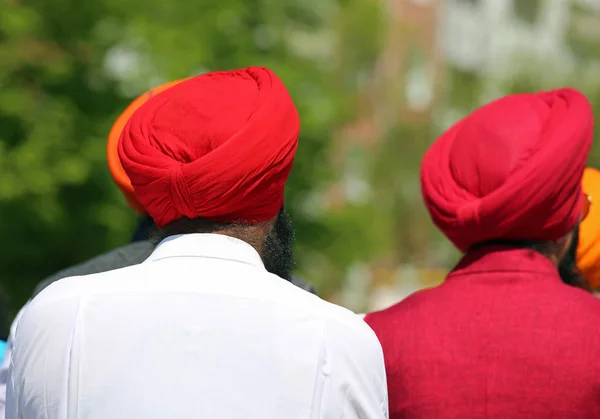 Två Indiska Män Med Röda Turbants Utomhus — Stockfoto