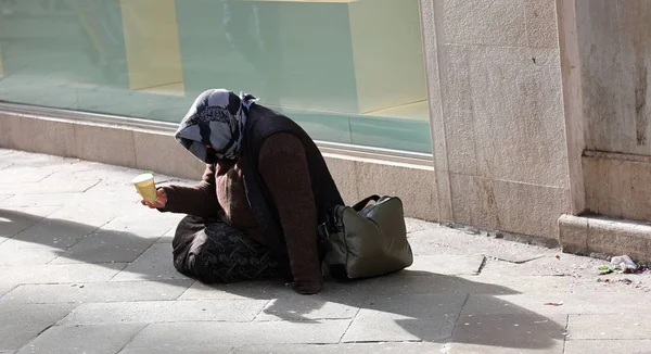 Velho Cigano Pede Esmola Sentado Uma Rua — Fotografia de Stock