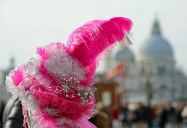 Venedik İtalya Venedik Karnavalı sırasında maske renkli tüy ile şapka