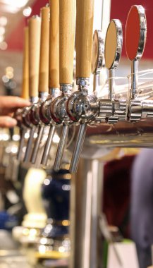 bira müşterilere teslim etmesi pub musluklar