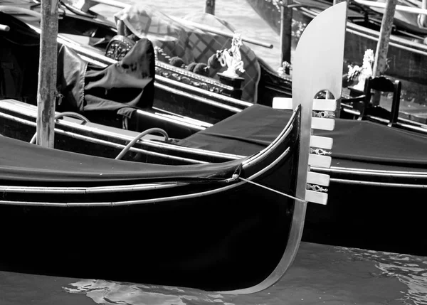 大運河にゴンドラと呼ばれるイタリアのベニスに観光客を輸送する船の船首係留 — ストック写真