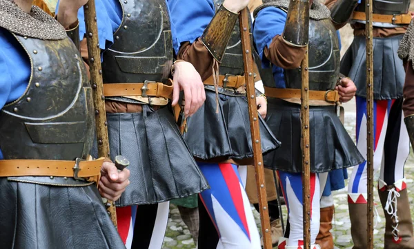 Medeltida Soldater Med Vapen Och Rustning Ett Historiskt Återskapande — Stockfoto